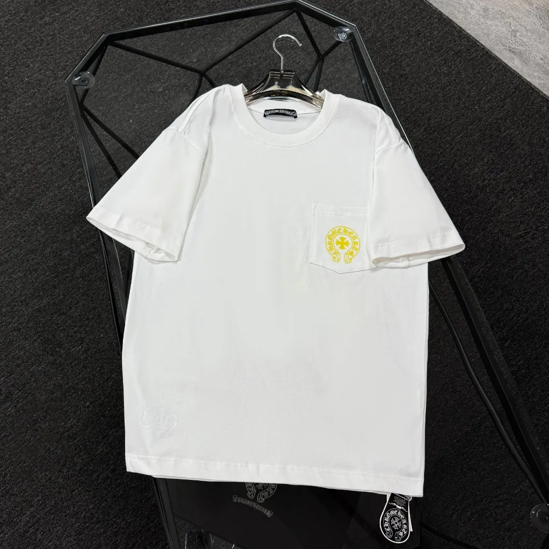 P170 Chrome Hearts Chrome Hearts 25 high-end versions. The fabric is made of 300 grams of high-density pure cotton. It does not deform or shrink. It has three labels. It is the same style for men and women. Technology: Digital printing. Color: White. Black. SIZE: S-XL.